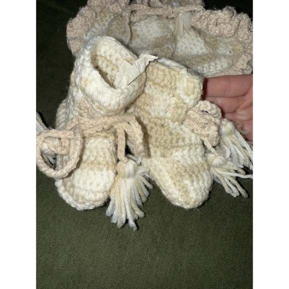 Vintage Handmade Crochet Baby Booties & Bonnet Set -‎ Bow, Ruffle, Tassel - Picture 2 of 8